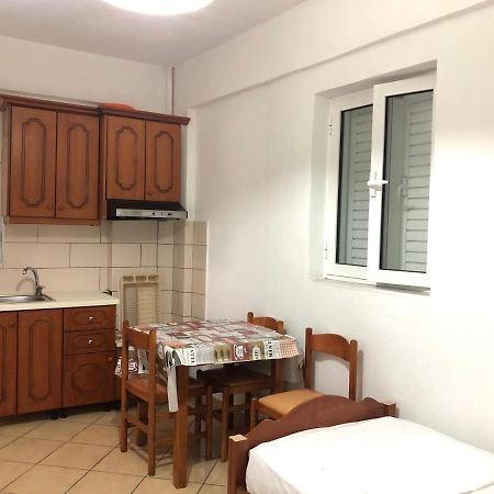 Center Hotel Pirro Химар Екстериор снимка
