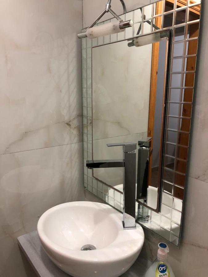 Center Hotel Pirro Химар Екстериор снимка