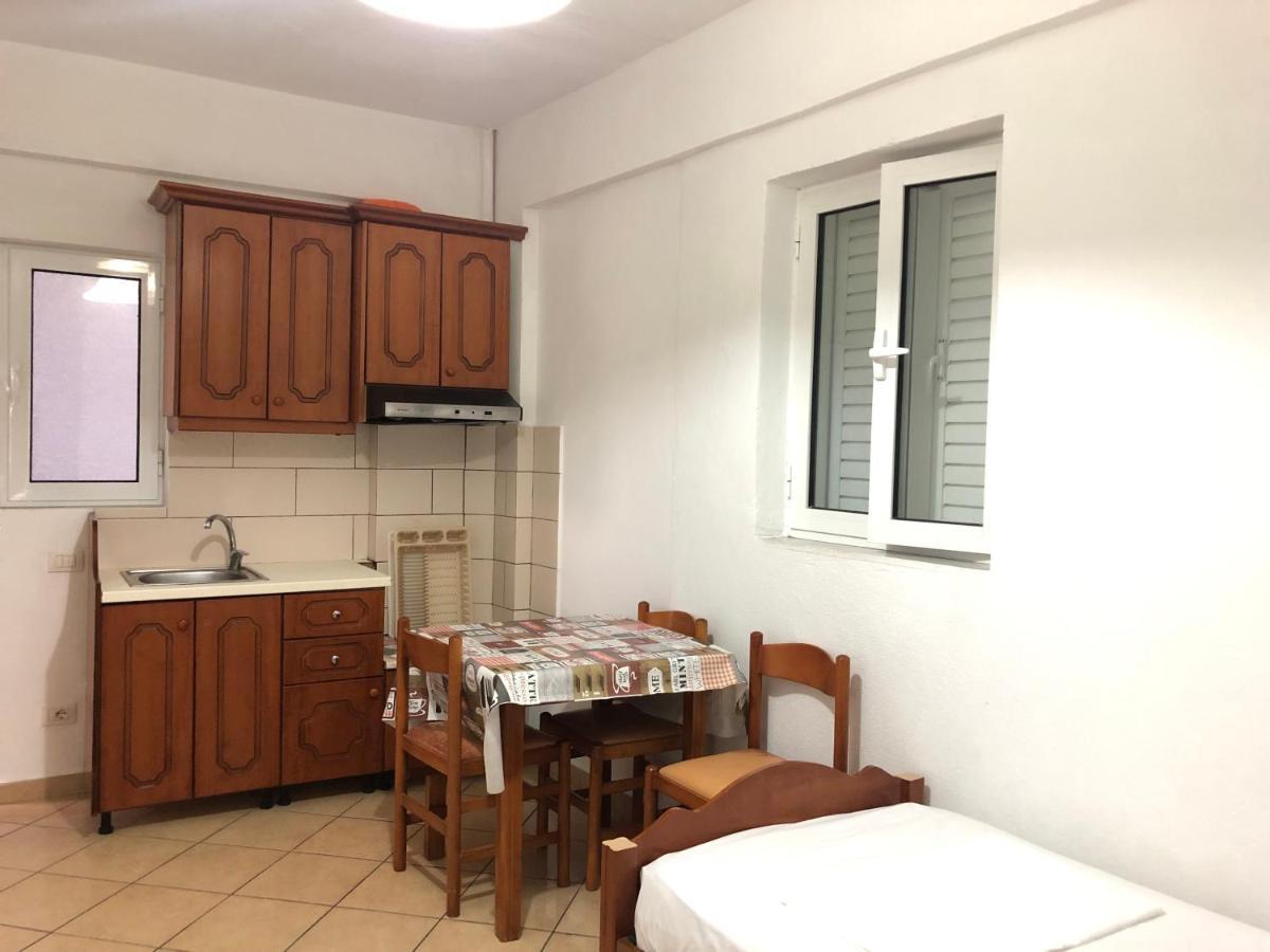 Center Hotel Pirro Химар Екстериор снимка