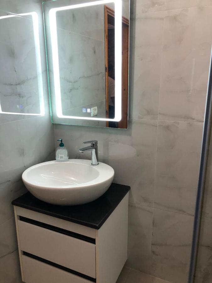 Center Hotel Pirro Химар Екстериор снимка