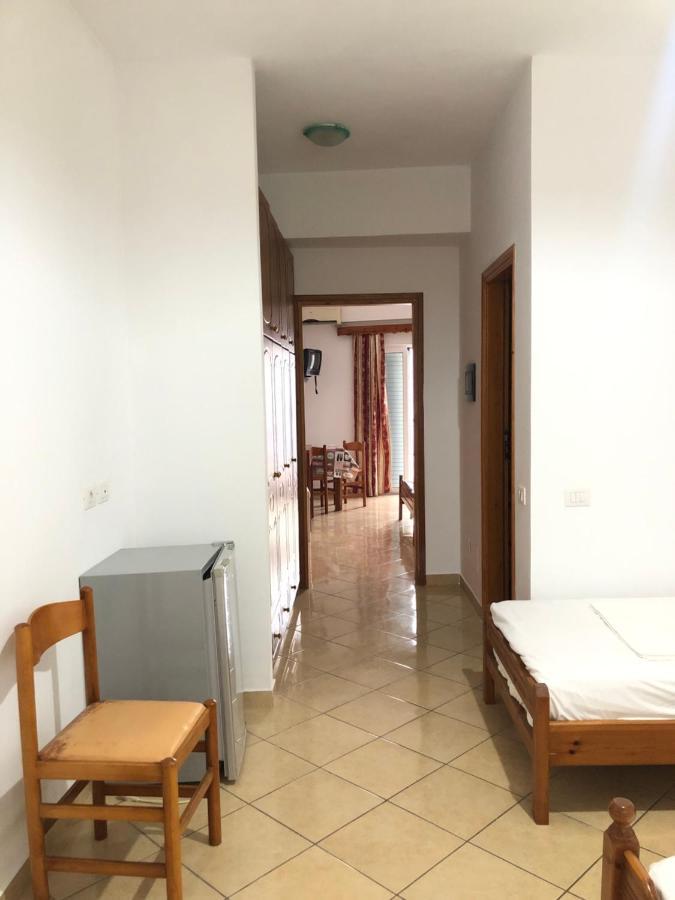 Center Hotel Pirro Химар Екстериор снимка