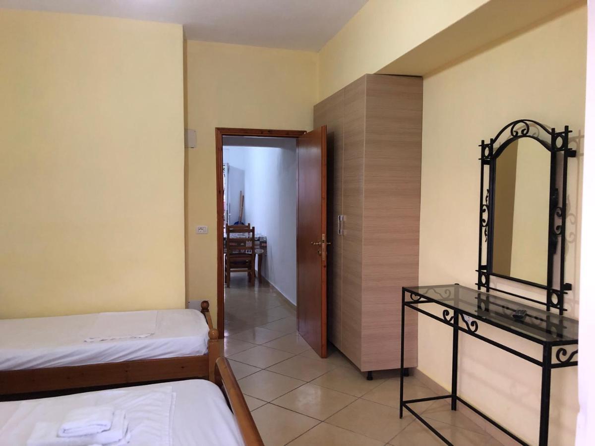 Center Hotel Pirro Химар Екстериор снимка