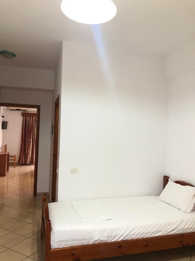 Center Hotel Pirro Химар Екстериор снимка