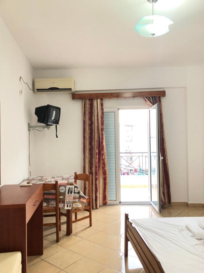 Center Hotel Pirro Химар Екстериор снимка