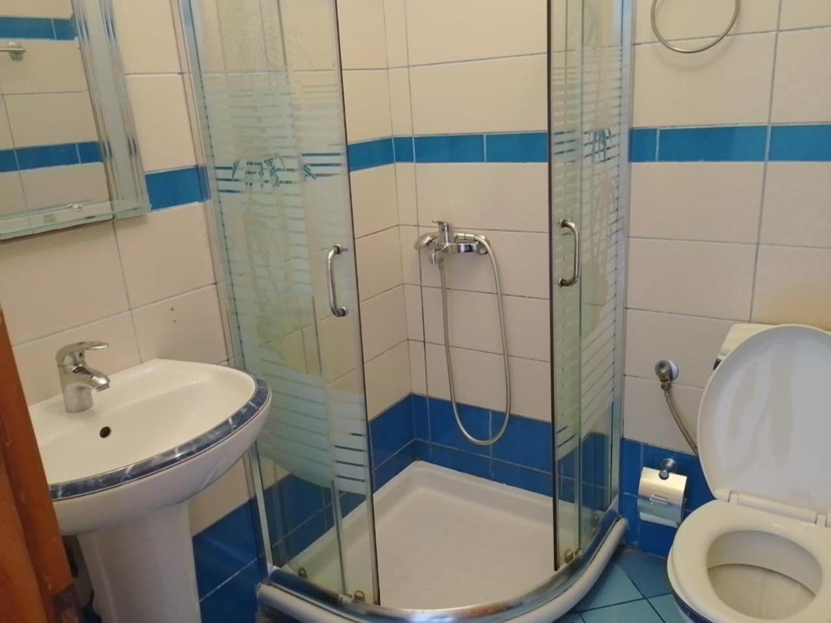 Center Hotel Pirro Химар Екстериор снимка