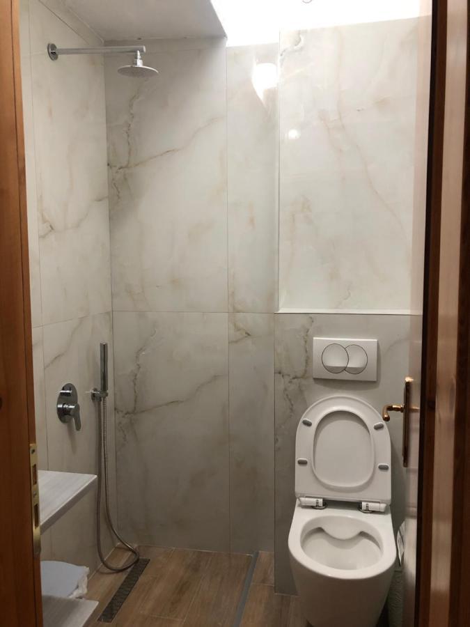 Center Hotel Pirro Химар Екстериор снимка