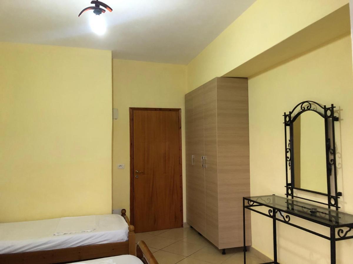 Center Hotel Pirro Химар Екстериор снимка
