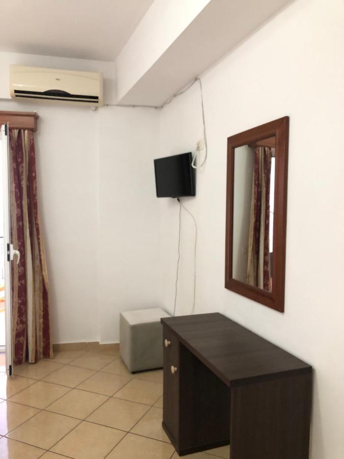 Center Hotel Pirro Химар Екстериор снимка