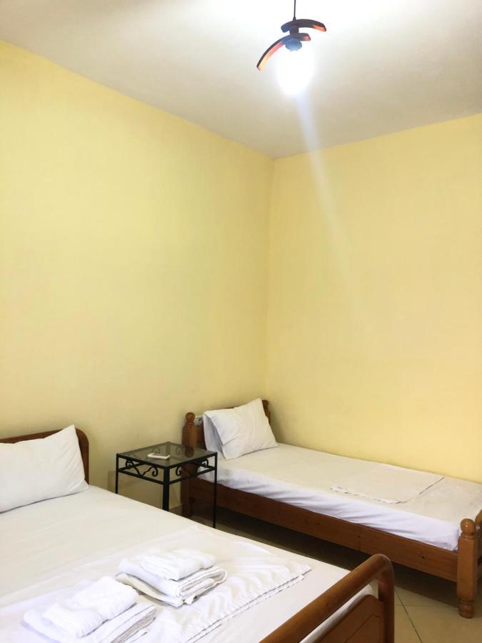 Center Hotel Pirro Химар Екстериор снимка