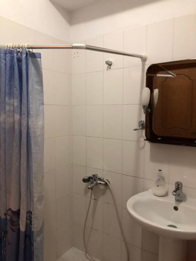 Center Hotel Pirro Химар Екстериор снимка