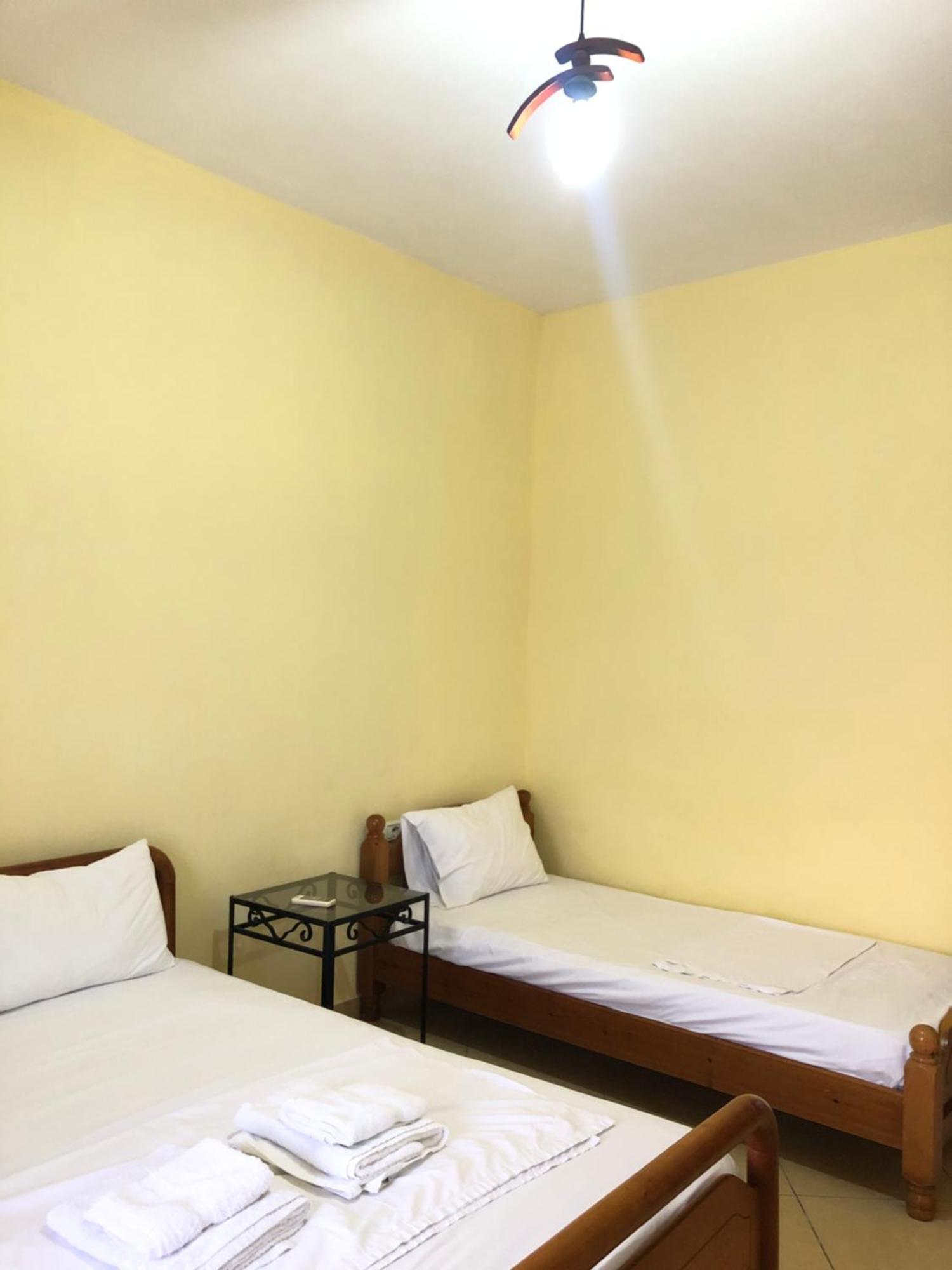 Center Hotel Pirro Химар Екстериор снимка