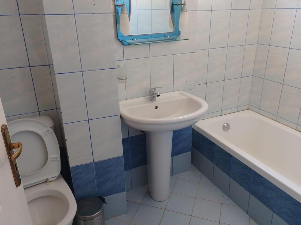 Center Hotel Pirro Химар Екстериор снимка